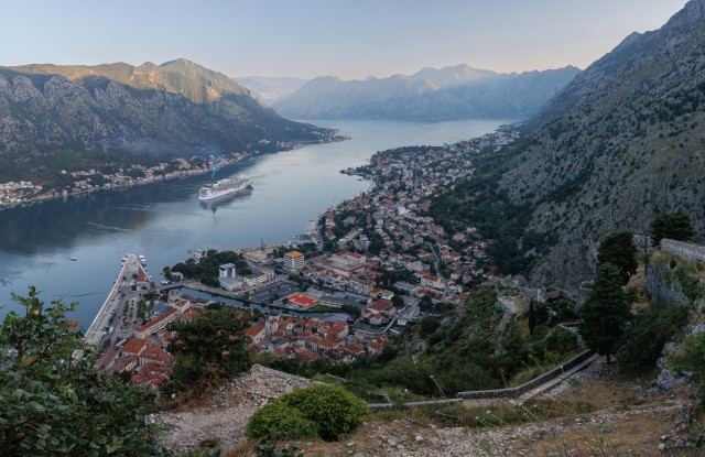 Vaade kindluse varemetest Kotori linnale ja lahele, Montenegro