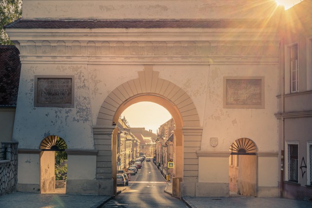 Kolmest kaarest koosnev Shay värav Brasovi linnas Rumeenias