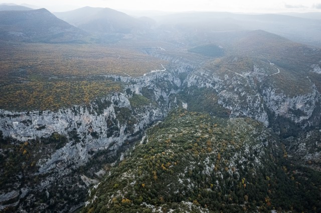 Droonivaade jõele ja järskudele lubjakivikaljudele Verdoni jõe kuristikus Prantsusmaal