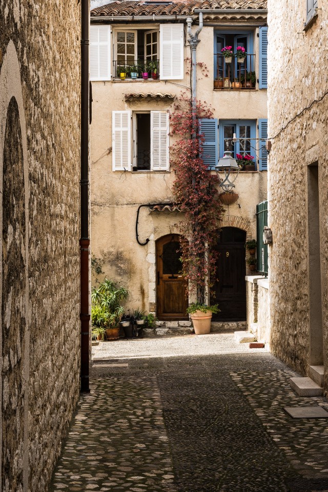 Armas kitsas tänav Lõuna-Prantsusmaa külakeses