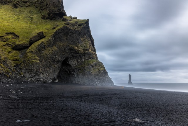 Islandi kuulus rannik, suurte kivide ja musta liivaga rand, Lækjavik