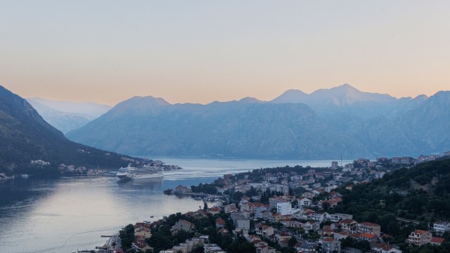 Vaade kindluse varemetest Kotori linnale ja lahele, Montenegro