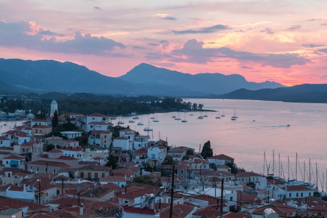 Vaade Pórose saarele päikeseloojangul, Kreeka