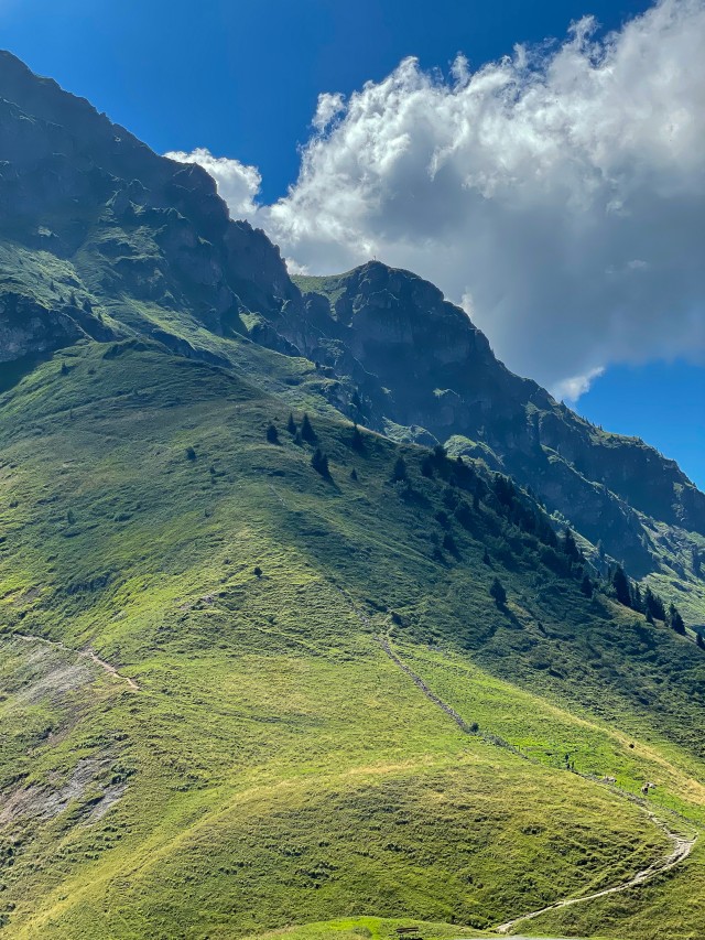 Rohune mägi ja pilved