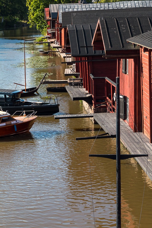 Vanad punased puumajad Porvoo jõe kaldal, Soome