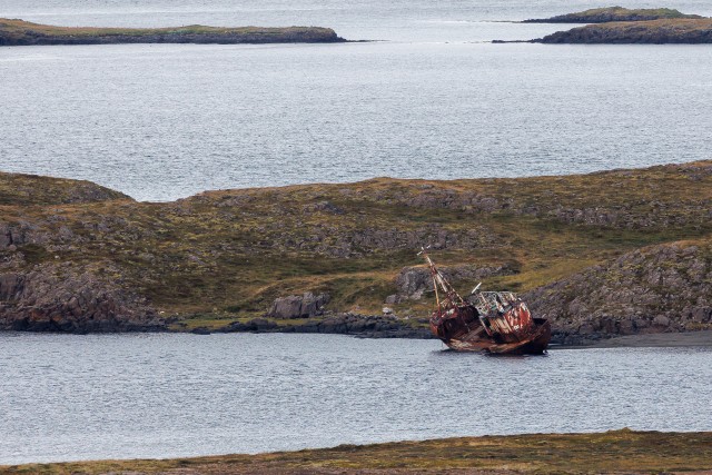 Islandi kivine mereäärne maastik üksiku hüljatud laevaga