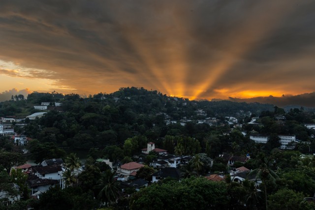 Päikesekiired üle Sri Lanka mägiküla kiirgamas