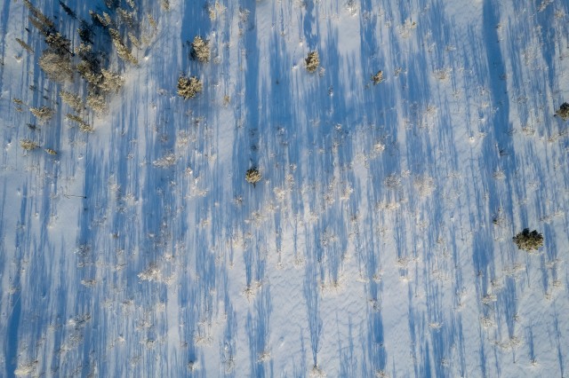 Droonivaade lumiselt talvisele Svalbard maastikule, Norra