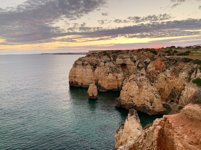 Päikeseloojang Lõuna-Portugali Ponta Da Piedade kiviste kaljude kohal