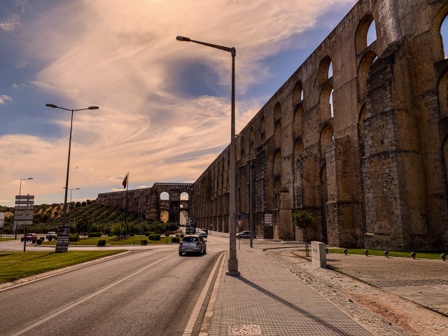 Amoreira akvedukt on 16. sajandist pärit akvedukt, mis ulatub üle Portugali Elvase valla